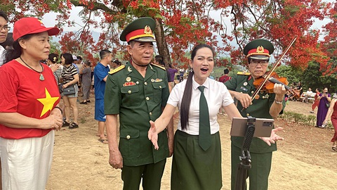 Cùng hướng về Điện Biên- Ảnh 3. Tiếng hát cất lên giữa đồi A1 trong những ngày tháng 5 lịch sử kỷ niệm 70 năm Chiến thắng Điện Biên Phủ - Ảnh: H.THANH