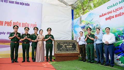 Cùng hướng về Điện Biên- Ảnh 4. Gắn tên đường Tạ Quốc Luật - người anh hùng dẫn đầu tổ xung kích bắt sống tướng De Castries - Ảnh: N.TRẦN