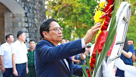 Cùng hướng về Điện Biên- Ảnh 5. Thủ tướng Phạm Minh Chính dâng hương, dâng hoa tại nghĩa trang liệt sĩ quốc gia A1 - Ảnh: TTXVN