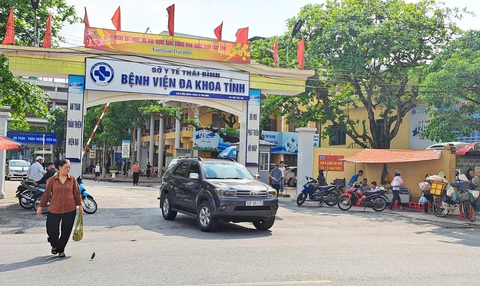Một người chết, hàng chục người nhập viện sau bữa cỗ có tiết canh- Ảnh 1. Bệnh viện Đa khoa tỉnh Thái Bình là nơi tiếp nhận hàng chục người có dấu hiệu ngộ độc thực phẩm sau bữa cỗ có tiết canh dê - Ảnh: KHÁNH LINH