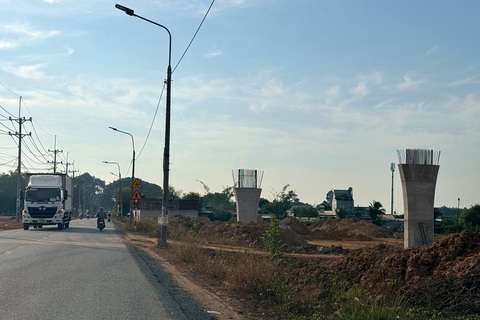 Dự án cao tốc Biên Hòa - Vũng Tàu: Đẩy nhanh tái định cư để người dân yên tâm giao đất- Ảnh 2. Một hạng mục trên tuyến cao tốc Biên Hòa - Vũng Tàu, đoạn qua xã Long Đức, huyện Long Thành đang thi công - Ảnh: A.B.
