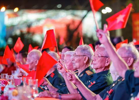 Dưới lá cờ Quyết Thắng, đồng đội Điện Biên Phủ nhận con gái người bạn liệt sĩ làm con nuôi- Ảnh 4. Cầu truyền hình đã đưa khán giả quay lại những năm tháng hào hùng với ký ức không thể nào quên của một thời bom đạn - Ảnh: VGP
