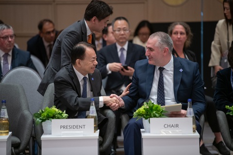 ADB sẵn sàng hỗ trợ các dự án thích ứng biến đổi khí hậu ở Việt Nam- Ảnh 2. Chủ tịch ADB Masatsugu Asakawa (trái) tại một phiên họp ngày 4-5 - Ảnh: ADB