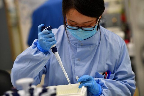 Ảnh: REUTERS Các nhà khoa học cảnh báo biến thể KP.2 có thể lây nhanh hơn biến thể JN.1 - Ảnh: REUTERS