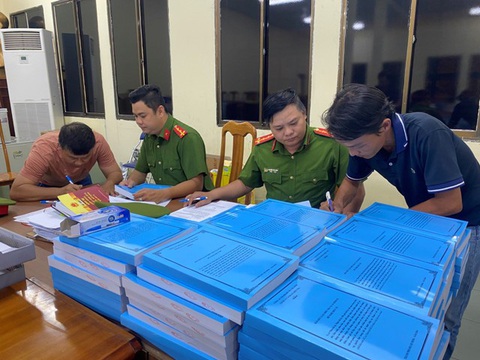 Cựu trưởng phòng Cục Đăng kiểm nhận hối lộ 2,8 tỉ đồng bị truy tố, xét xử vắng mặt- Ảnh 1. Các bị can trong vụ án đăng kiểm làm việc với cơ quan điều tra - Ảnh: CACC
