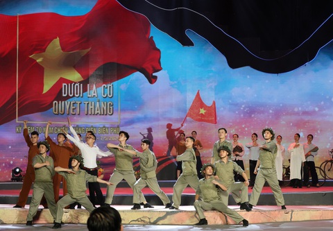 Dưới lá cờ Quyết Thắng, đồng đội Điện Biên Phủ nhận con gái người bạn liệt sĩ làm con nuôi- Ảnh 6. Chương trình nghệ thuật tại đầu cầu Điện Biên - Ảnh: VGP