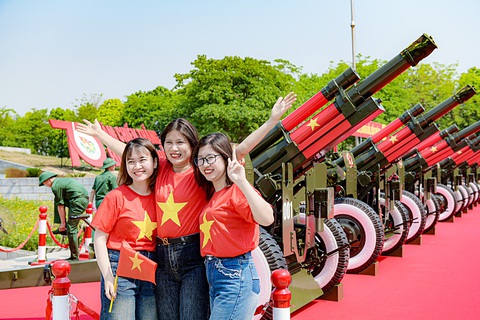 Cùng hướng về Điện Biên- Ảnh 1. Ở khắp các ngả đường dễ dàng bắt gặp hình ảnh du khách mặc áo cờ đỏ sao vàng đến các địa chỉ đỏ tại Điện Biên - Ảnh: NAM TRẦN