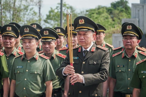 Lãnh đạo Đảng, Nhà nước tri ân các anh hùng liệt sĩ Điện Biên Phủ- Ảnh 8. Bộ trưởng Tô Lâm dâng hương tưởng niệm - Ảnh: PHẠM TUẤN