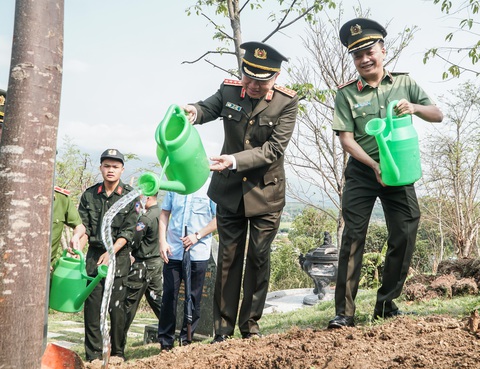 Lãnh đạo Đảng, Nhà nước tri ân các anh hùng liệt sĩ Điện Biên Phủ- Ảnh 9. Sau dâng hương, Đại tướng Tô Lâm đã trồng cây lưu niệm tại đồi trên.