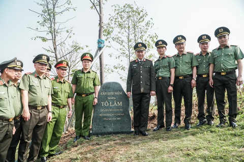 Lãnh đạo Đảng, Nhà nước tri ân các anh hùng liệt sĩ Điện Biên Phủ- Ảnh 10. Bộ trưởng Tô Lâm cùng đoàn đại biểu Bộ Công an chụp ảnh lưu niệm - Ảnh: PHẠM TUẤN