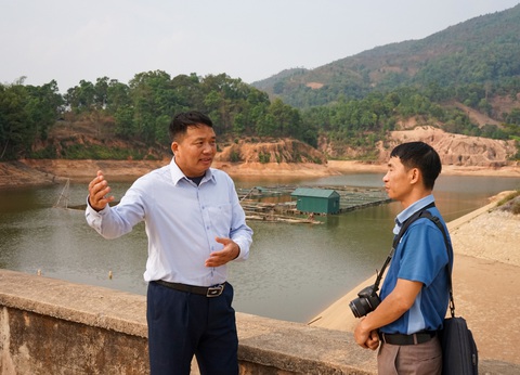 'Hồ Đại tướng Võ Nguyên Giáp' hồi sinh cánh đồng Mường Phăng- Ảnh 5. Chủ tịch xã Mường Phăng Lò Văn Hợp kể câu chuyện Đại tướng Võ Nguyên Giáp đề nghị xây hồ thủy lợi tưới tiêu cho cánh đồng Mường Phăng - Ảnh: VŨ TUẤN
