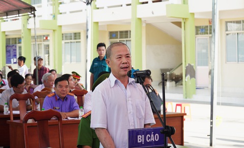 Cà Mau xét xử vụ án tổ chức cho người khác đi nước ngoài trái phép để khai thác hải sản- Ảnh 1. Nói lời sau cùng, bị cáo Nghệ mong hội đồng xét xử giảm án cho bị cáo để sớm về với gia đình - Ảnh: THANH HUYỀN
