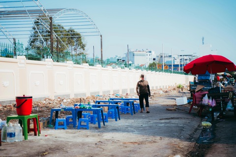 Hàng rong đua nhau mọc lên trên đoạn đường vừa dọn gần 100 cây xanh- Ảnh 6. Một gánh hàng rong trải bàn ghế trên lề đường cho khách ngồi ăn uống - Ảnh: THANH HIỆP