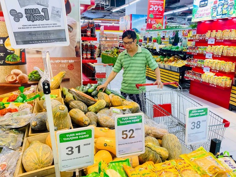 Lạm phát đã tăng gần 4% nhưng giá các mặt hàng thiết yếu chưa 'góp sức'?- Ảnh 1. Người dân mua thực phẩm tại một siêu thị ở Hà Nội - Ảnh: DANH KHANG