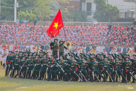 'Em bé tượng đài' ở Điện Biên Phủ: Hôm nào cũng háo hức tập luyện- Ảnh 1. Hình ảnh em bé tượng đài được cư dân mạng bấm like mạnh tay vì quá dễ thương - Ảnh: TTXVN