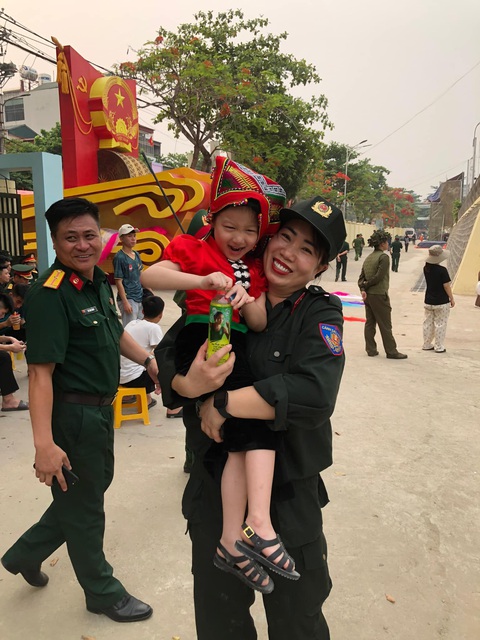 Các cô chiến sĩ thay phiên bồng bế em bé - Ảnh: NVCC Các cô chiến sĩ thay phiên bồng bế em bé - Ảnh: NVCC