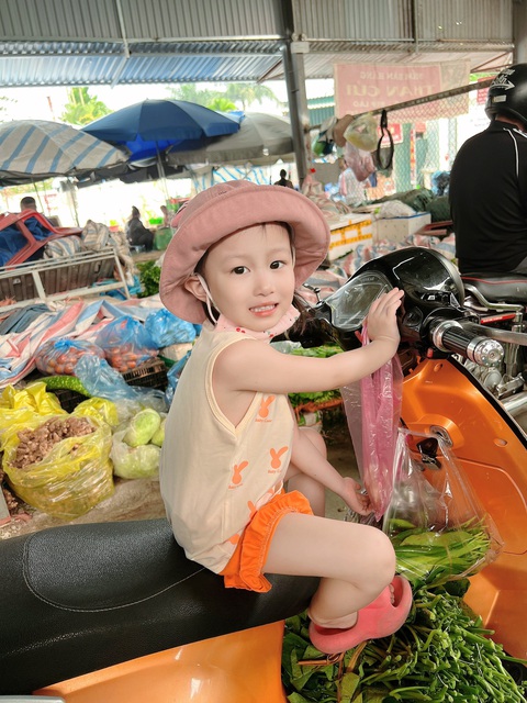 Ở nhà, em là một em bé ngoan - Ảnh: NVCC Ở nhà, em là một em bé ngoan - Ảnh: NVCC