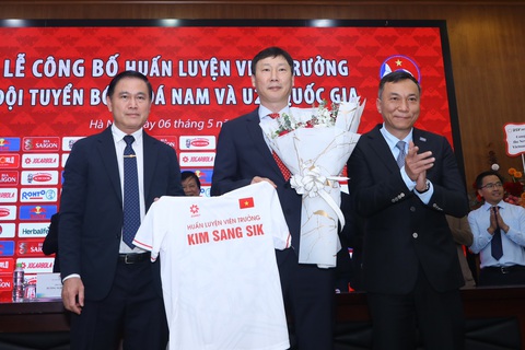 HLV Kim Sang Sik (giữa) nhận áo đấu và hoa chúc mừng từ chủ tịch VFF Trần Quốc Tuấn (phải) và phó chủ tịch VFF Trần Anh Tú - Ảnh: MINH ĐỨC HLV Kim Sang Sik (giữa) nhận áo đấu và hoa chúc mừng từ Chủ tịch VFF Trần Quốc Tuấn (bìa phải) và Phó chủ tịch VFF Trần Anh Tú - Ảnh: MINH ĐỨC
