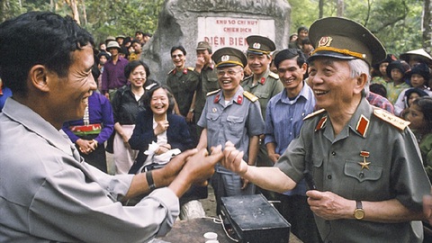 'Hồ Đại tướng Võ Nguyên Giáp' hồi sinh cánh đồng Mường Phăng- Ảnh 1. Đại tướng Võ Nguyên Giáp thăm Mường Phăng năm 2004 - Ảnh tư liệu Sở TT&TT Điện Biên