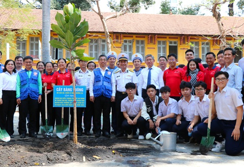 Phó bí thư Nguyễn Phước Lộc trồng cây bàng vuông tại trường Nguyễn Thị Minh Khai và Marie Curie- Ảnh 2. Học sinh Trường THPT Marie Curie hào hứng tham gia trồng cây bàng vuông cùng đoàn đại biểu - Ảnh: CẨM NƯƠNG