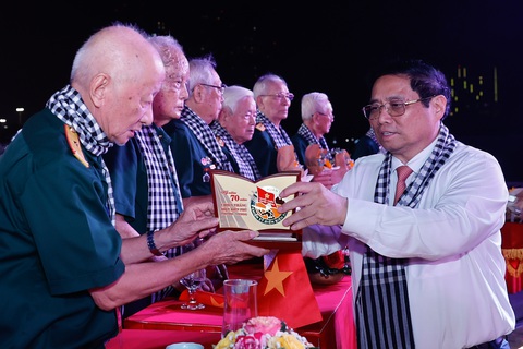 Thủ tướng Phạm Minh Chính tặng Kỷ niệm chương cho các cựu chiến sĩ Điện Biên - Ảnh VGP Thủ tướng Phạm Minh Chính tặng kỷ niệm chương cho các cựu chiến sĩ Điện Biên - Ảnh: VGP