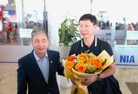 Chờ màn ra mắt của HLV Kim Sang Sik- Ảnh 1. HLV Kim Sang Sik khi đến sân bay Nội Bài vào chiều 5-5 - Ảnh: MINH ĐỨC