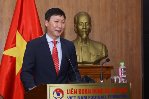 HLV Kim Sang Sik: Tôi tự tin dẫn dắt đội tuyển Việt Nam- Ảnh 3. HLV Kim Sang Sik phát biểu trong lễ nhậm chức - Ảnh: MINH ĐỨC