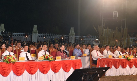 Dưới lá cờ Quyết Thắng, đồng đội Điện Biên Phủ nhận con gái người bạn liệt sĩ làm con nuôi- Ảnh 5. Tham dự tại điểm cầu Kon Tum có Ủy viên Trung ương Đảng, Quyền Chủ tịch nước Võ Thị Ánh Xuân; Ủy viên Bộ Chính trị, Bí thư Trung ương Đảng, Chánh án Tòa án nhân dân tối cao Nguyễn Hòa Bình; Bí thư Trung ương Đảng, Trưởng Ban Đối ngoại Trung ương Lê Hoài Trung; Ủy viên Trung ương Đảng, Phó thủ tướng Chính phủ Trần Lưu Quang, Ủy viên Trung ương Đảng, Bí thư Tỉnh ủy Kon Tum Dương Văn Trang.