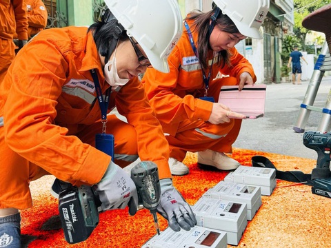 Nữ công nhân trực ca vận hành năng nổ với công việc Nữ công nhân trực ca vận hành năng nổ với công việc