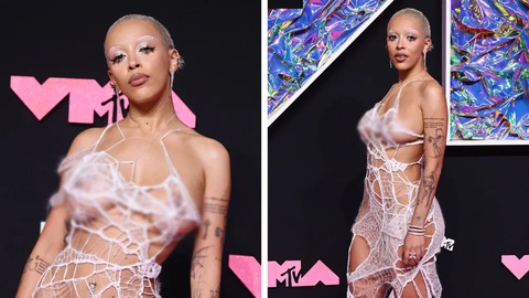 Quá mệt với việc chọn quần áo, Doja Cat quấn luôn ga trải giường ra đường- Ảnh 9. Khi tới dự lễ trao giải MTV VMAs tối 12-9-2023 tại Mỹ, Doja Cat khiến khán giả