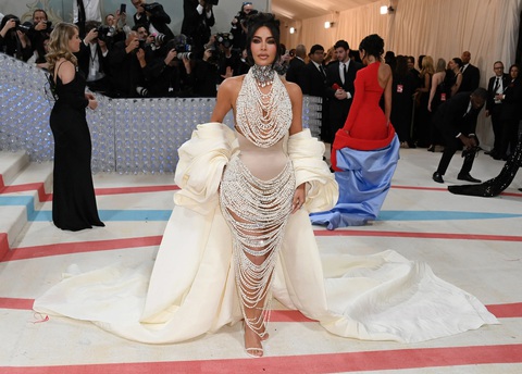 Tại Met Gala 2023, Kim Kardashian tiếp tục là cái tên gây tranh cãi. Báo nước ngoài miêu tả: Tại Met Gala 2023, Kim Kardashian tiếp tục là cái tên gây tranh cãi. Kim Kardashian được truyền thông nước ngoài miêu tả:
