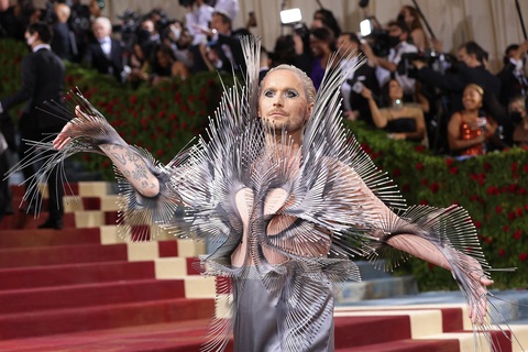 Trong khi chủ đề Met Gala 2022 là Gilded Glamour Trong khi chủ đề Met Gala 2022 là Gilded Glamour
