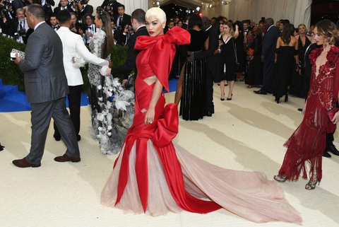 Những bộ cánh thảm họa nhất lịch sử Met Gala- Ảnh 17. Chiếc váy đến từ nhà mốt Marchesa của Rita Ora bị so sánh với gói quà đêm Giáng sinh bởi cách phối màu đỏ và be xen kẽ. Không chỉ thế, nữ ca sĩ còn chơi lớn với kiểu tóc cực kỳ phức tạp được César DeLeön Ramirez thiết kế