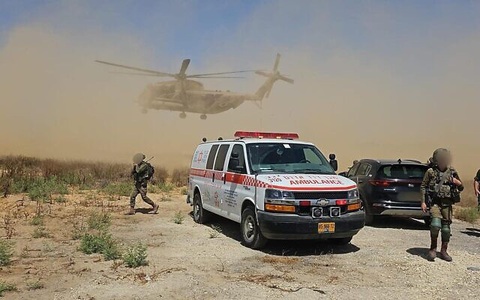 Tin tức thế giới 6-5: Báo Thái Lan lo bị sầu riêng Việt Nam 'đe dọa'; Israel không kích Rafah- Ảnh 3. Một chiếc trực thăng hạ cánh ở miền nam Israel sau khi nhiều người bị thương trong vụ tấn công bằng rocket của Hamas ở khu vực cửa khẩu Kerem Shalom ngày 5-5 - Ảnh: TIMES OF ISRAEL
