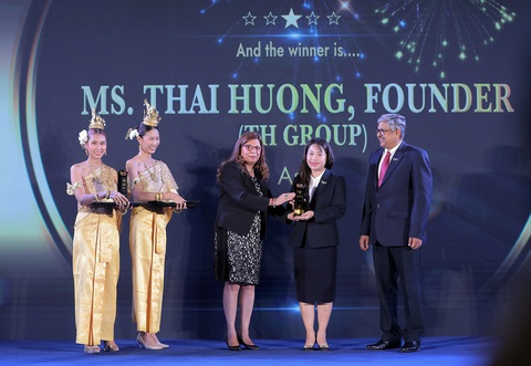Đại diện Tập đoàn TH nhận hai giải thưởng Global Brand Award tại Bangkok (Thái Lan) Đại diện Tập đoàn TH nhận hai giải thưởng Global Brand Award tại Bangkok (Thái Lan)