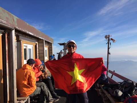 Trekking núi Phú Sĩ, ngắm mặt trời mọc lên từ biển mây- Ảnh 2. Du khách Việt với lá cờ Tổ quốc trên đỉnh núi Phú Sĩ - Ảnh: NhatbanAZ