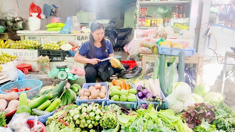 Nồi nước xông của người bán rau- Ảnh 1. Chị Nguyễn Thị Lụa - người bán rau tử tế trên phố Trần Quốc Vượng (Cầu Giấy, Hà Nội) - Ảnh: LƯƠNG ĐÌNH KHOA