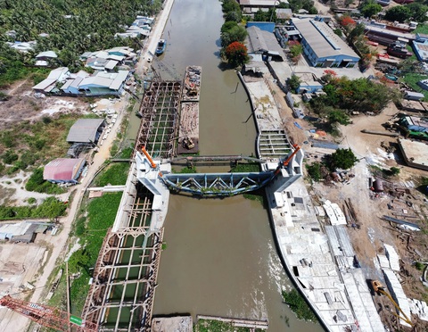 Độ mặn tại các nhánh sông Mekong giảm, người dân hạ nguồn tranh thủ lấy nước ngọt- Ảnh 1. Do độ mặn đã giảm nên cống Nguyễn Tấn Thành (tỉnh Tiền Giang) hiện đã mở sau 2 tháng đóng cống để giải quyết tình trạng ô nhiễm môi trường, tạo thuận lợi cho tàu ghe qua lại - Ảnh: MẬU TRƯỜNG