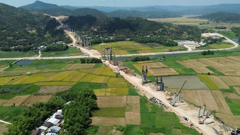 Hạng mục cầu Kỳ Lộ ở dự án thành phần Chí Thạnh - Vân Phong thuộc dự án đường cao tốc Bắc - Nam phía đông, đang triển khai tại tỉnh Phú Yên - Ảnh: NGUYỄN HOÀNG Hạng mục cầu Kỳ Lộ ở dự án thành phần Chí Thạnh - Vân Phong thuộc dự án đường cao tốc Bắc - Nam phía đông, đang triển khai tại tỉnh Phú Yên - Ảnh: NGUYỄN HOÀNG