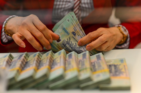 Lãi suất huy động VND đồng loạt tăng, USD sắp đạt đỉnh- Ảnh 1. Lãi suất huy động tại nhiều ngân hàng đã tăng trở lại sau một thời gian giảm sâu - Ảnh: QUANG ĐỊNH