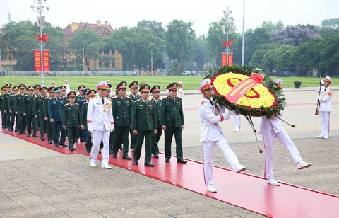 Lãnh đạo Đảng, Nhà nước vào lăng viếng Chủ tịch Hồ Chí Minh- Ảnh 5. Đoàn Quân ủy Trung ương - Bộ Quốc phòng vào lăng viếng - Ảnh: TTXVN