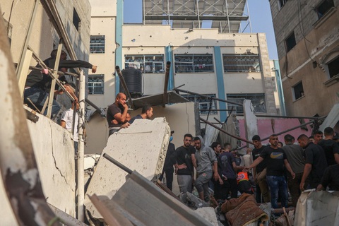 Bị Hamas tấn công khiến nhiều binh sĩ thương vong, Israel không kích đáp trả ở Rafah- Ảnh 1. Người Palestine tìm kiếm những người thương vong trong đống đổ nát của một ngôi nhà bị phá hủy sau cuộc tấn công của Israel ở trung tâm Rafah, phía nam Dải Gaza, ngày 5-5 - Ảnh: AFP
