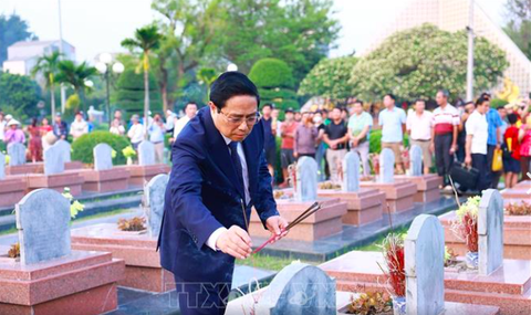 Thủ tướng Phạm Minh Chính thắp hương tại phần mộ liệt sĩ ở Nghĩa trang liệt sĩ quốc gia A1 - ĐIện Biên Phủ ngày 6-5-2024 Thủ tướng Phạm Minh Chính thắp hương tại phần mộ liệt sĩ ở Nghĩa trang liệt sĩ quốc gia A1 - Ảnh: TTXVN