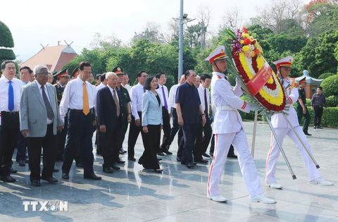 Lãnh đạo Đảng, Nhà nước tri ân các anh hùng liệt sĩ Điện Biên Phủ- Ảnh 4. Đoàn đại biểu lãnh đạo, nguyên lãnh đạo Đảng, Nhà nước, Mặt trận Tổ quốc Việt Nam đến dâng hương, dâng hoa tưởng nhớ, tri ân các Anh hùng Liệt sỹ tại Nghĩa trang Liệt sĩ quốc gia A1 - Ảnh: TTXVN