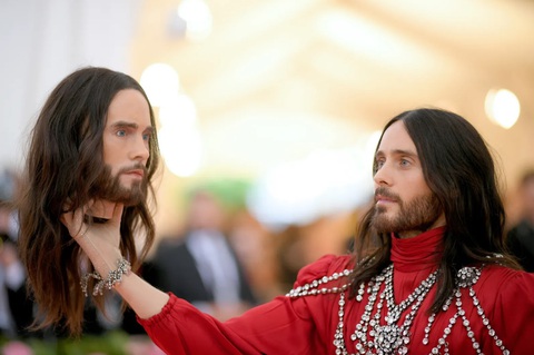 Những bộ cánh thảm họa nhất lịch sử Met Gala- Ảnh 19. Jared Leto gây choáng với món phụ kiện anh mang theo dự Met gala 2019. Món