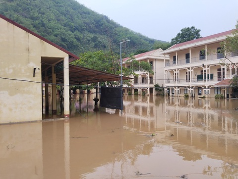 Trường học chìm trong biển nước sau mưa lớn, toàn bộ học sinh phải nghỉ học- Ảnh 1. Trường học chìm trong biển nước sau mưa lớn - Ảnh: V.ANH