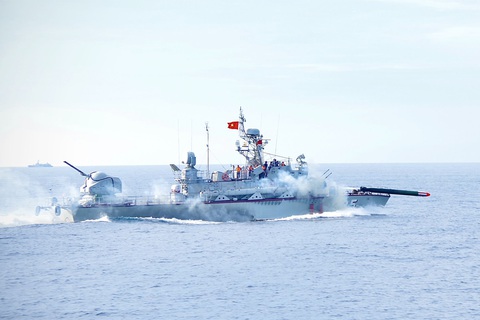 69 năm hành trình giữ biển của Hải quân nhân dân Việt Nam- Ảnh 3. Tàu của Lữ đoàn 172, Vùng 3 Hải quân đang bắn ngư lôi - Ảnh: QCHQ