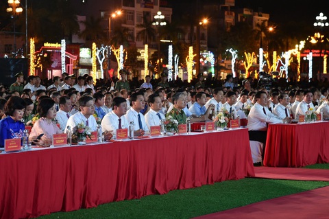 Dưới lá cờ Quyết Thắng, đồng đội Điện Biên Phủ nhận con gái người bạn liệt sĩ làm con nuôi- Ảnh 7. Tham dự tại đầu cầu Thanh Hóa có Ủy viên Bộ Chính trị, Bộ trưởng Bộ Công an, Đại tướng Tô Lâm; Ủy viên Bộ Chính trị, Giám đốc Học viện Chính trị quốc gia Hồ Chí Minh, Chủ tịch Hội đồng Lý luận Trung ương Nguyễn Xuân Thắng; Bí thư Trung ương Đảng, Phó thủ tướng Chính phủ Lê Minh Khái; Ủy viên Trung ương Đảng, Phó chủ tịch Quốc hội Nguyễn Đức Hải; Ủy viên Trung ương Đảng, Bí thư Tỉnh ủy Thanh Hóa Đỗ Trọng Hưng.