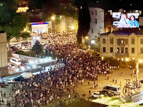 Georgia kẹt giữa Nga và phương Tây- Ảnh 1. Đám đông biểu tình trên đại lộ Rustaveli, thủ đô Tbilisi, vào đêm 3-5 - Ảnh: DUY LINH