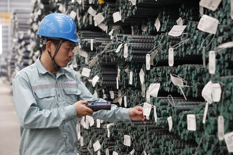 Thép xây dựng tiêu thụ mạnh, đại lý tăng nhập hàng mới- Ảnh 1. Thép xây dựng tiêu thụ mạnh trong tháng 4 nhờ nhu cầu xây dựng dân dụng và dự án đầu tư công có tín hiệu tăng dần - Ảnh: HP